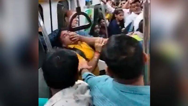 Mens rustling in crowded Delhi metro fighting Video goes viral akb