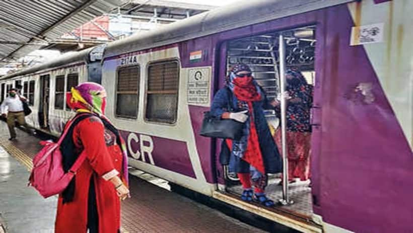 Mumbai Local Train: కదులుతున్న ట్రైన్‌లోకి నెట్టుకుంటూ మహిళలు.. వైరల్ వీడియోపై రచ్చ