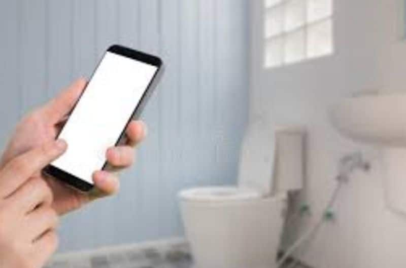 Using smartphone in toilet end up in health issue says study vvk