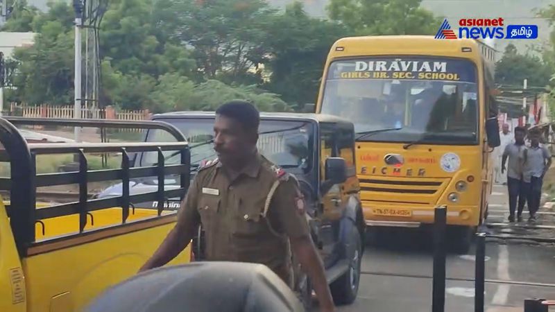 DMK members obstructed the closing of the railway gate in Dindigul district