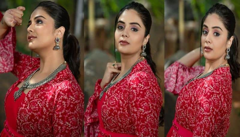 Anchor Sreemukhi Looks Beautiful in Traditional Wear NSK