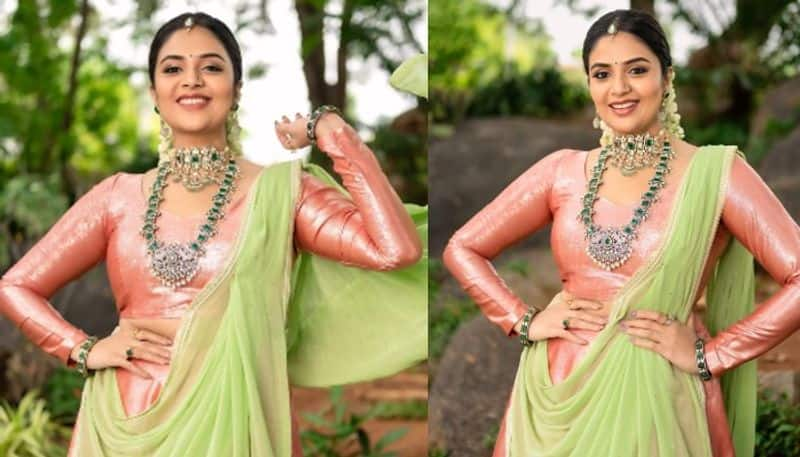 Anchor Sreemukhi attracts in beautiful traditional wear NSK