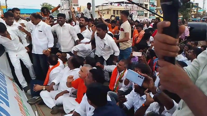 Kesava vinayagam was seated on the floor due to lack of space on the stage in bjp meeting