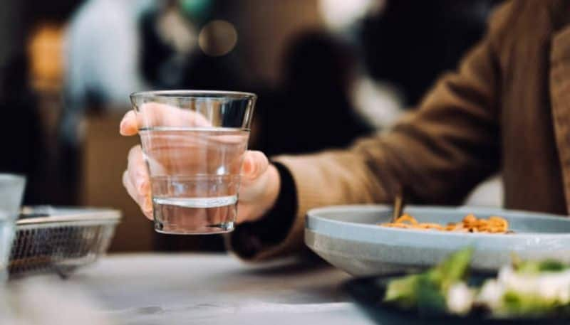 Can we drink water while eating? know what experts says Rya