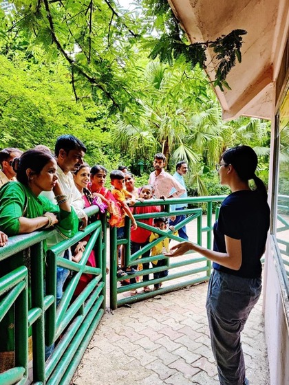 <p>लखनऊ जू में सांप के बाड़े के बाहर लोगों को सांपों के प्रति प्राची सेशन देती हैं</p>
