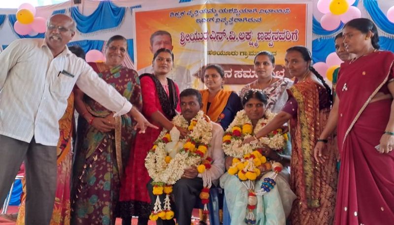 Villagers Farewell to Retired Teacher in Chikkamagaluru grg