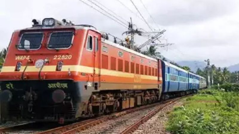 Tirupati-adilabad Krishna Express Train Cathes fire at  Venkatagiri Railway Station lns