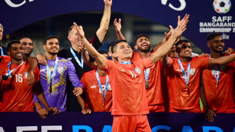 Bengaluru Crowd sings Vande Mataram and Maa Tujhe Salaam after India beat Kuwait to clinch SAFF Cup 2023 kvn