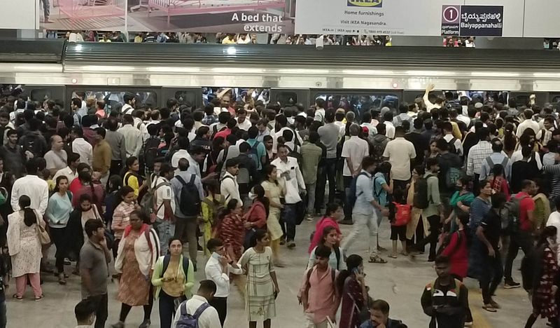 namma metro purple line metro rail sudden stop due to technical problem in pick hour gvd