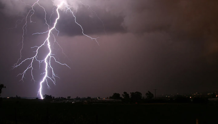 young man dies due to Lightning strikes in Vijayanagara grg 