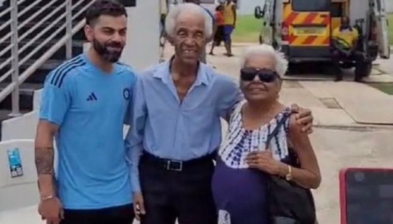 Rohit Sharma Virat Kohli All Smiles As Indian Players Meet Cricket Legend Sir Garfield Sobers In Barbados kvn