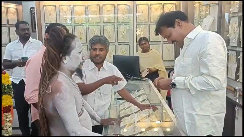 People there were surprised to see Nirvana Aghori at a jeweler's shop in Tenkasi district