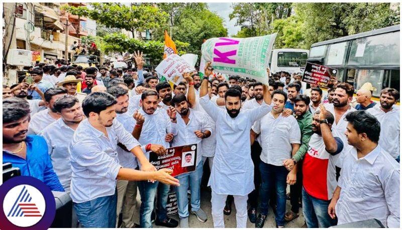 Congress workers protested in front of BJP offices until rice was serve sat