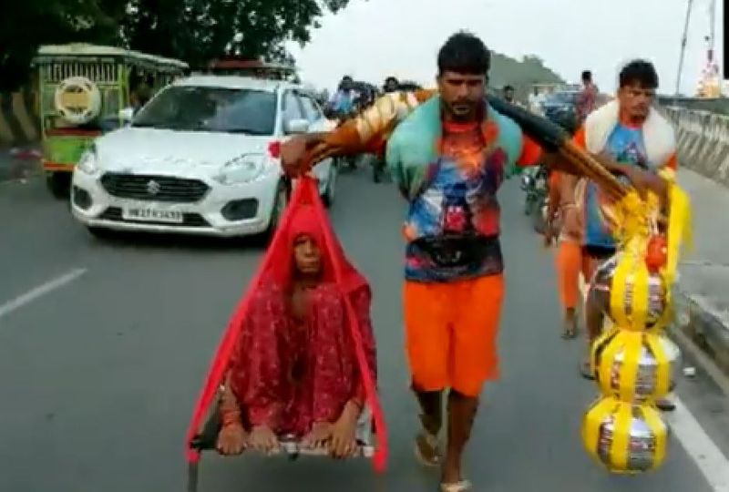 Kanwar Yatra 2023 The son carrying his mother on his shoulders to meet pilgrimage video goes viral akb