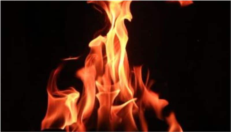 kottayam native man pours petrol on girlfriend and set fire himself too