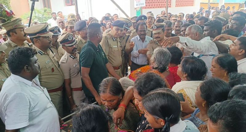 minister i periyasamy and dgp shankar jiwal paid respect to dig vijayakumar in theni