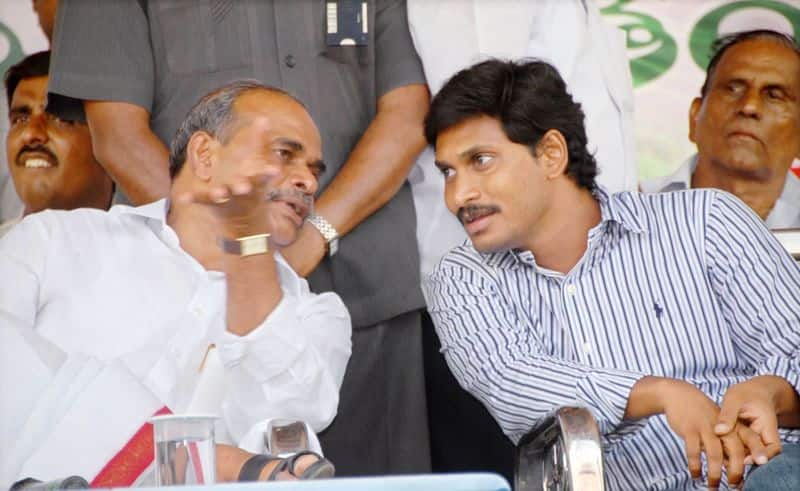 YS Jagan Mohan Reddy Biography, Age, Caste, Wife, Children, Family, Political Career & More KRJ