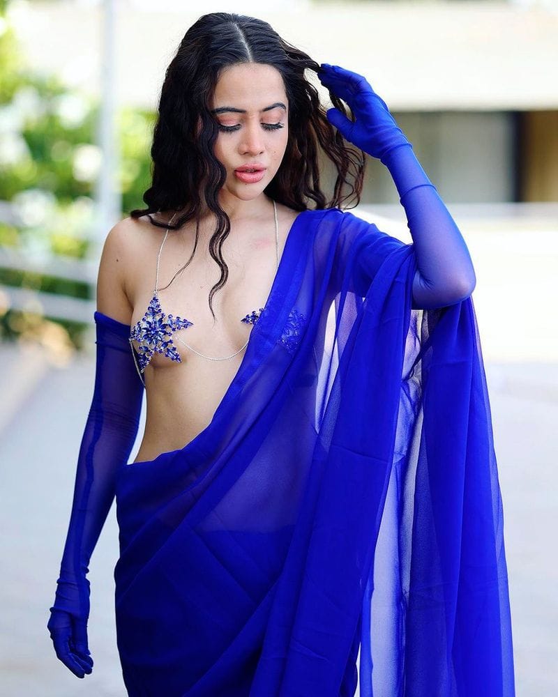 Urfi javed flaunts cleavage with bule saree and bule star blouse outfit image goes viral ckm