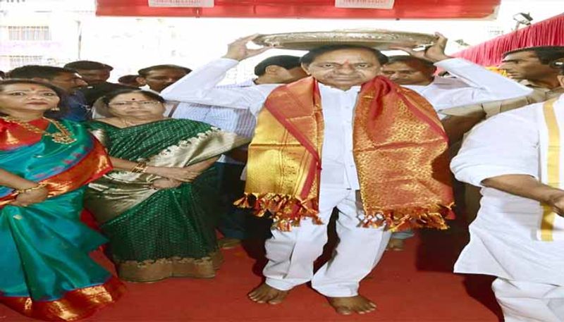 Telangana CM KCR Offers silk clothes to Ujjaini Mahankali Temple in  Secunderabad lns