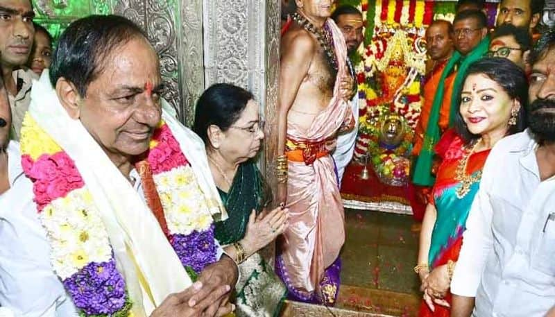 Telangana CM KCR Offers silk clothes to Ujjaini Mahankali Temple in  Secunderabad lns