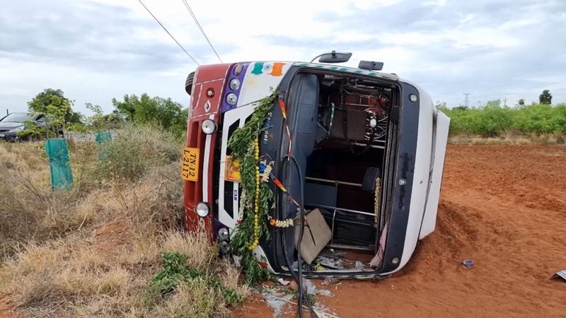 16 passenger injured while van accident in tirupur district