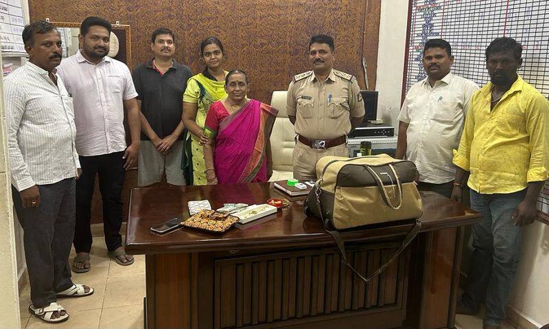 Chennai woman forgot her bag in the auto rickshaw Ballari police traces the auto and hands over the gold Jewellery bag to the owner gvd