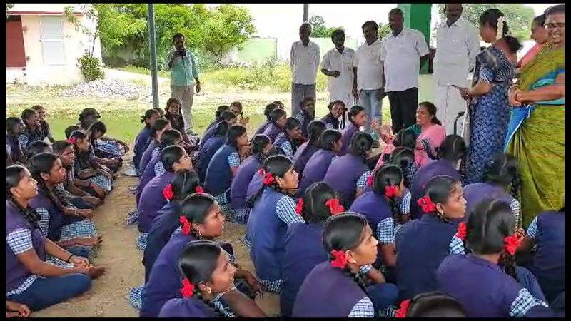 karur parliament member jothimani teaches to government school students in pudukkottai district