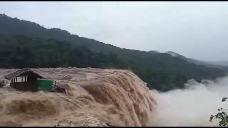 Heavy flooding in Athirappalli Falls; Tourists are prohibited