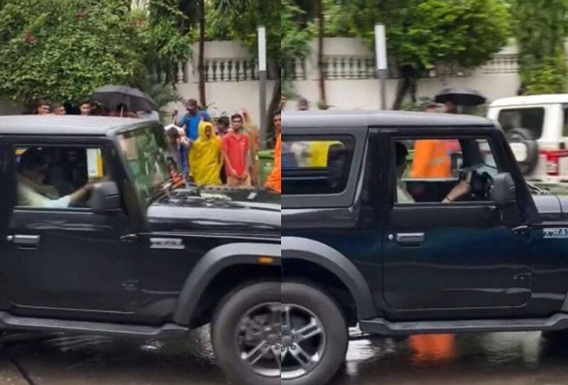 Bollywood actor Amitabh bachchan drive black Mahindra thar to Home got special attention ckm