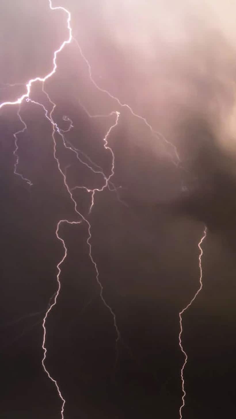 Lightning: పిడుగుపాటుతో బిల్డింగ్ పైకప్పుకు మంటలు.. ఎగసిపడ్డ అగ్నికీలలు.. స్పాట్‌కు ఫైర్ ఇంజిన్లు