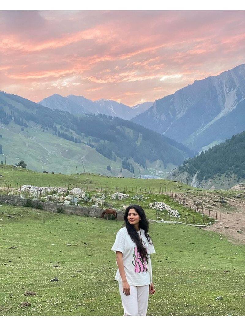 Sai Pallavi takes minimal look for her vacation vcs 