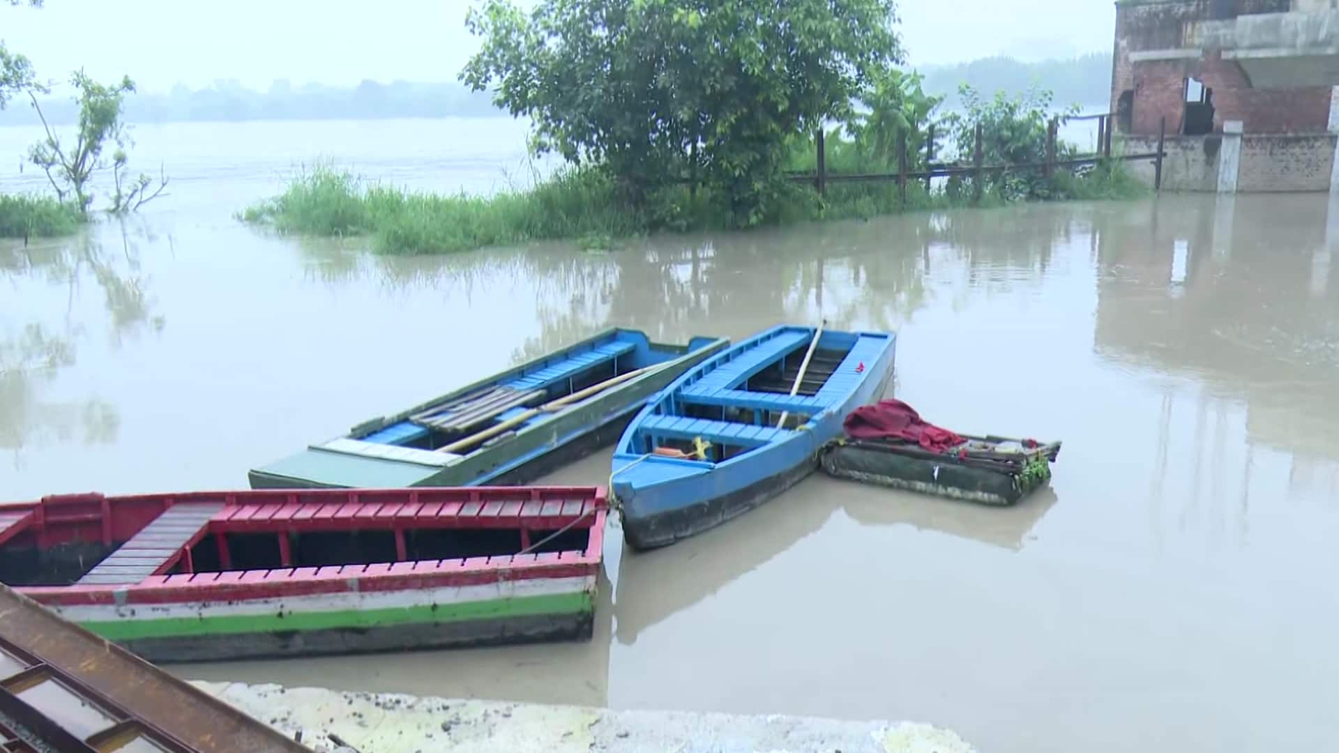 Delhi Yamuna river floods! People move out of the low-lying area!