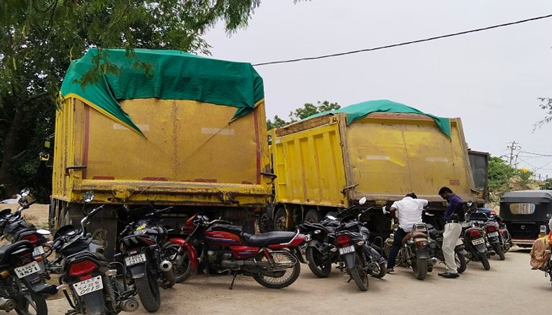 3 Tipper Seized Due to Illegal Sand Transport at Surapura in Yadgir grg