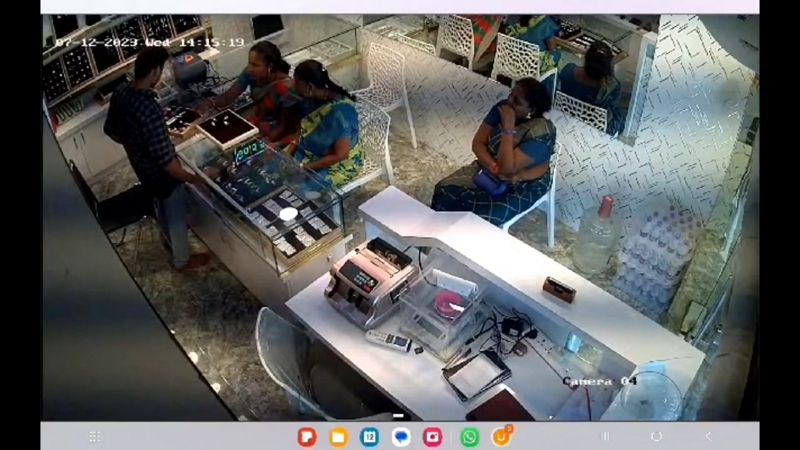 3 women thief a bangle in jewellery shop in tirupur district video goes viral