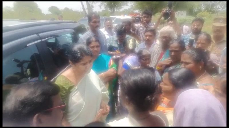 Villagers demand to block MP Kanimozhi's vehicle for drinking water in Thoothukudi