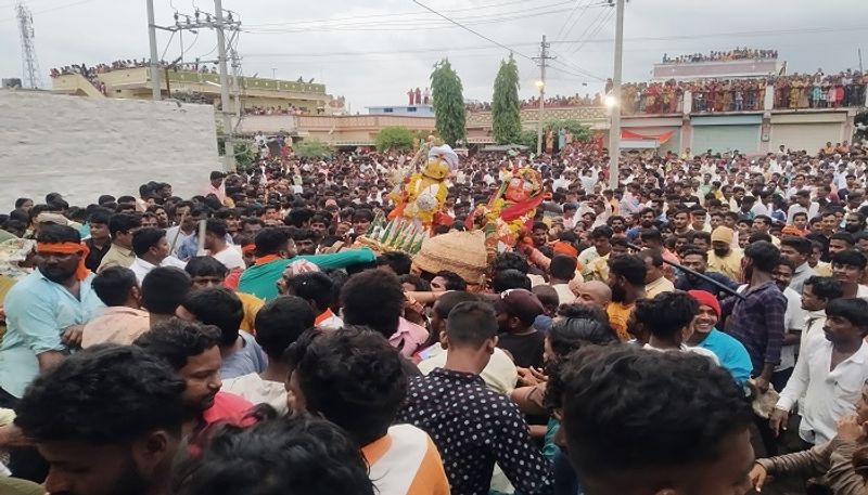 Devotees Who Perform by Throwing Chickens at Chittapur in Kalaburagi grg