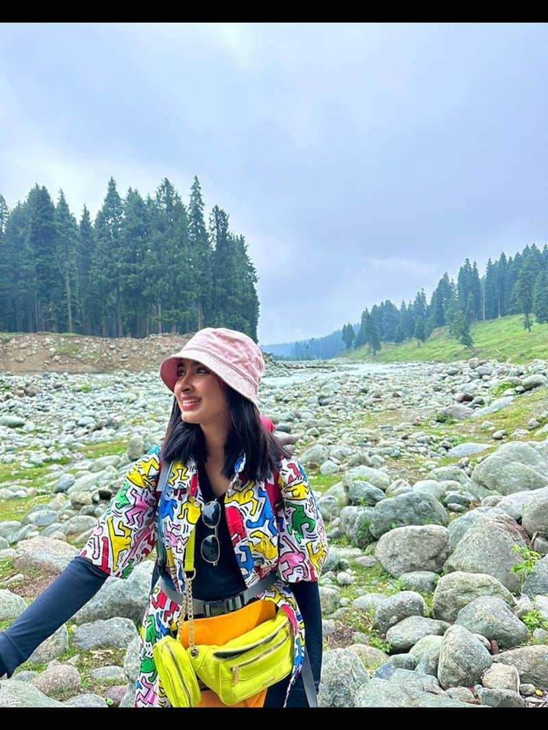 bigg boss kannada fame sanya iyer trekking in Kashmir photo viral sgk