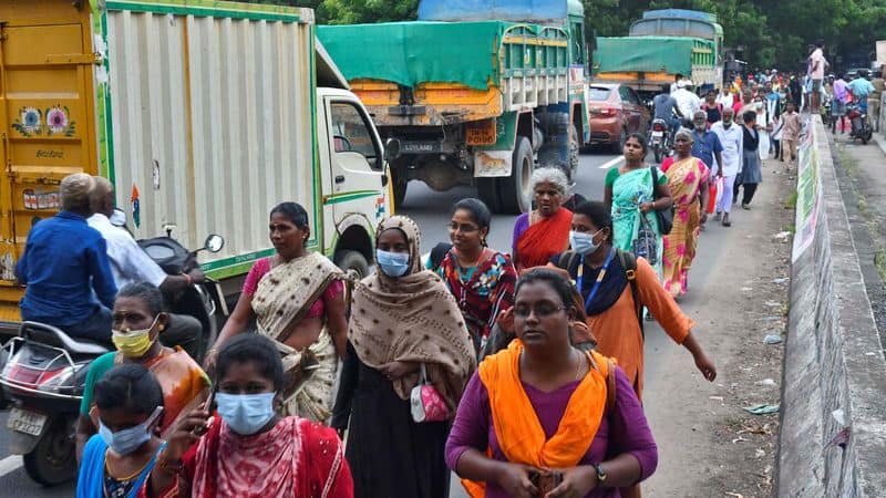 more than 1000 sellers protest against demolishing a big market in puducherry