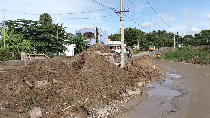 2 persons in a same family died road accident in tirupathur district