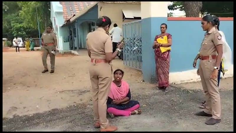 young lady make a protest against police who did not take a action against her husband in trichy