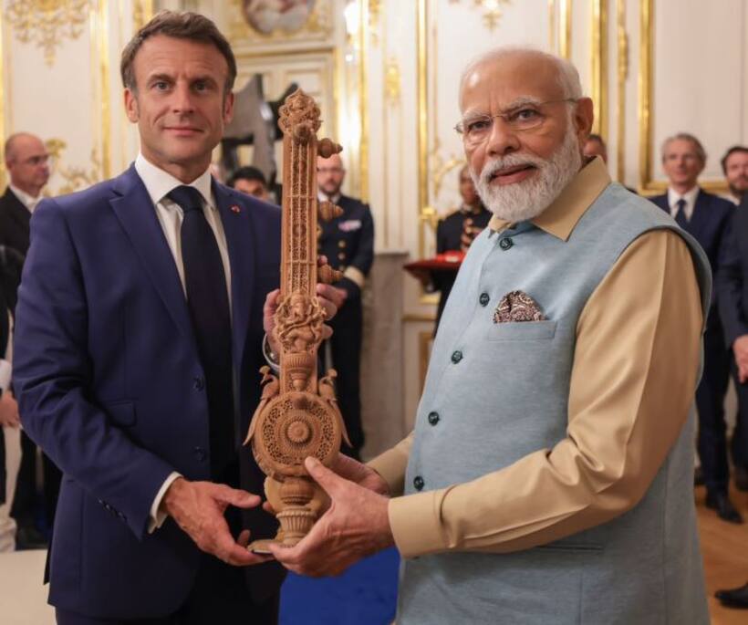 PM Modi France Visit: భారతీయత ఉట్టిపడేలా మాక్రాన్ దంపతులకు ప్రధాని మోదీ అందించిన బహుమతులు ఇవే ..
