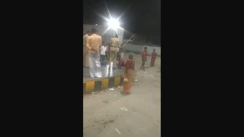 a lady constable beat a woman in trichy bustand video goes viral