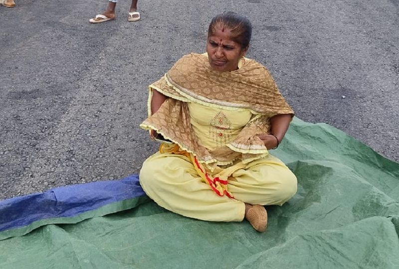 A soldiers wife protest alone in the middle of tumakuru road gvd