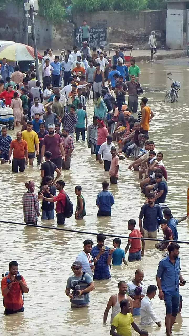 Delhi Rain flood National Capital report 27 dengue case in many waterlogging area ckm