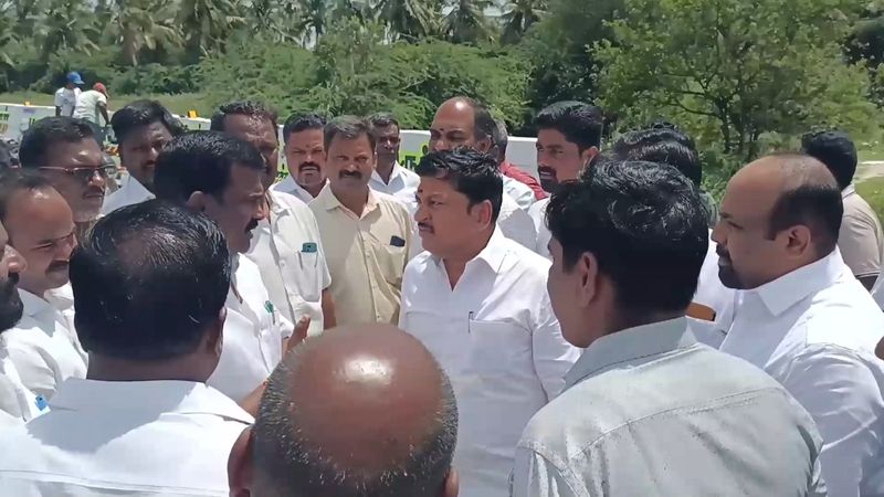 clash between aiadmk and dmk cadres in tirupattur district