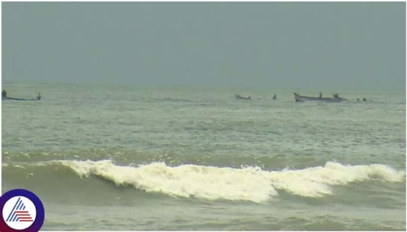 coast guard: బోటులో మంటలు, కాకినాడలో 11 మంది  మత్స్యకారులను రక్షించిన కోస్ట్ గార్డు సిబ్బంది
