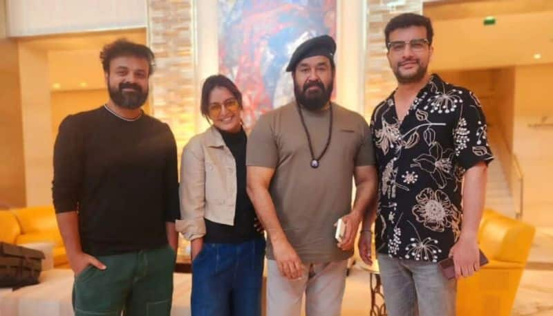 mohanlal manju warrier kunchacko boban and ramesh pisharody meet in paris nsn