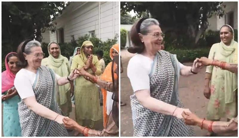 sonia gandhi dancing with farmers viral video apn 