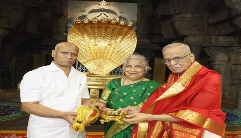 తిరుమల శ్రీవారికి ఇన్ఫోసిస్ నారాయణ మూర్తి దంపతుల భారీ విరాళం.. బంగారు శంఖం అందజేత (వీడియో)