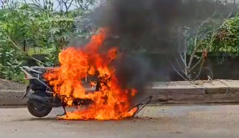 Two wheeler suddenly burst into flames on Manali Expressway in Chennai